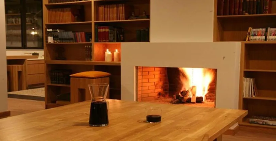 Η βιβλιοθήκη με το τζάκι