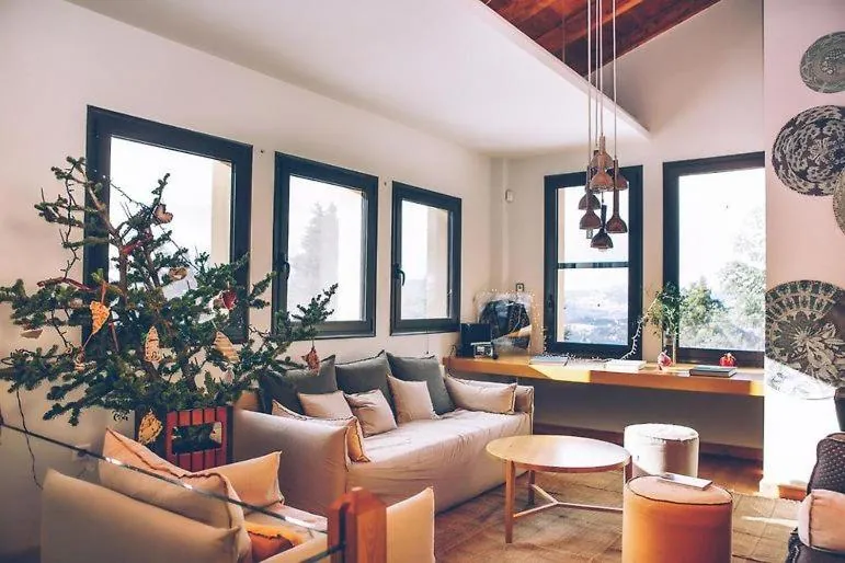 Το σαλόνι στολισμένο τα Χριστούγεννα